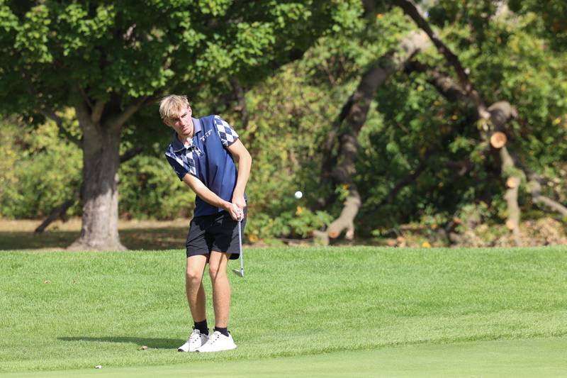 Hoopestone's Cy Tuggle chips onto the green during the IHSA Class 1A Kankakee (McNamara) Regional at the Elks Country Club on Wednesday, Oct. 1, 2025. Tuggle finished second overall with a score of 80 to help the Hoopeston team earn third place.