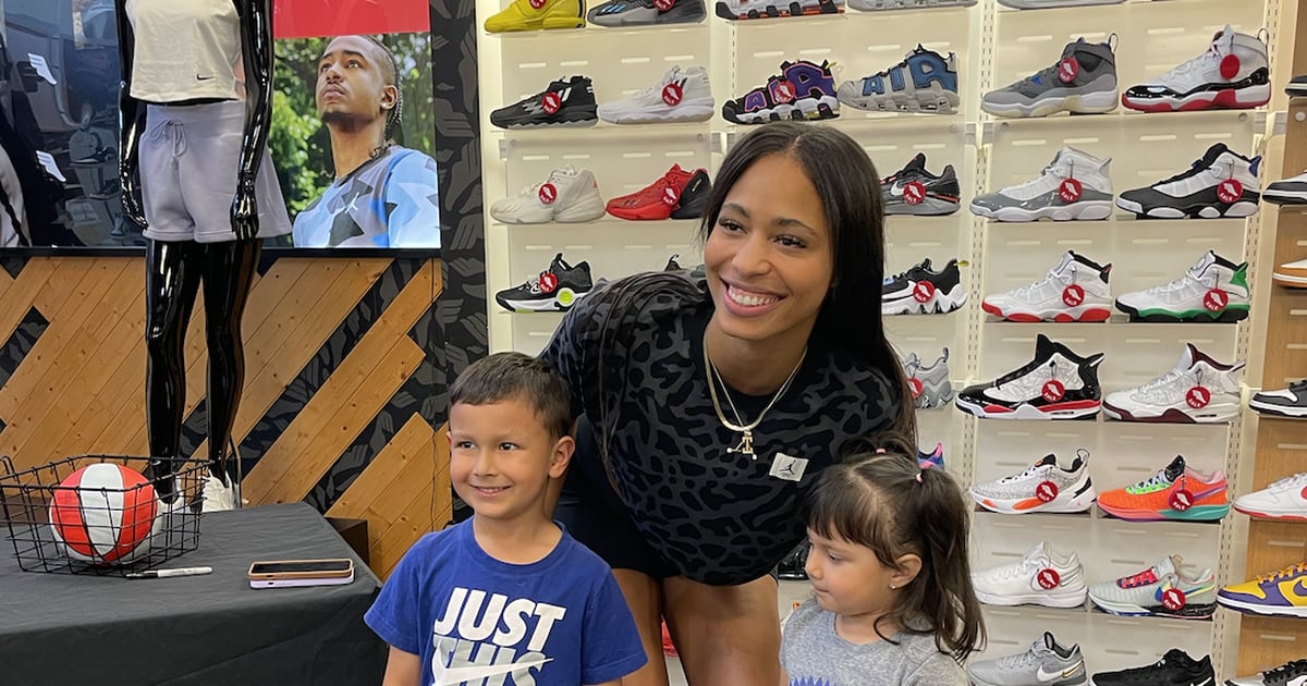 Fans get chance to meet WNBA player at The Athlete’s Foot in Gurnee