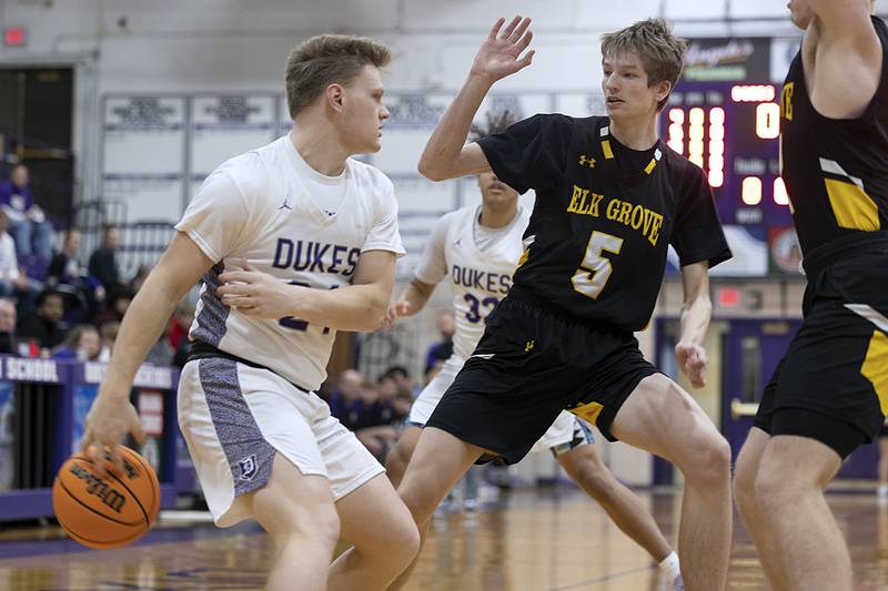 Dixon’s Eli Davidson makes a pass behind the back against Elk Grove’s Nolan Brand Saturday, Jan. 11, 2025, at Dixon High School.