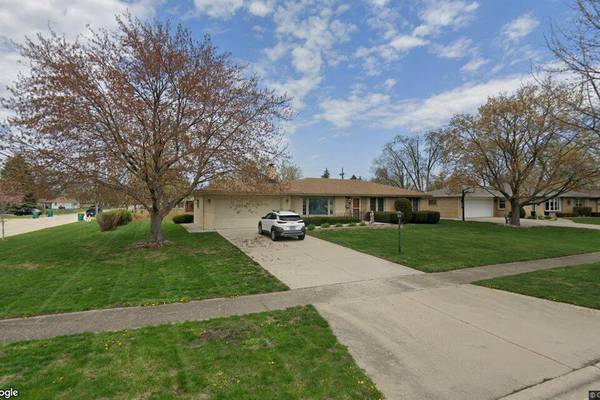 Single-family home built in 1952 in Joliet goes for $335,000