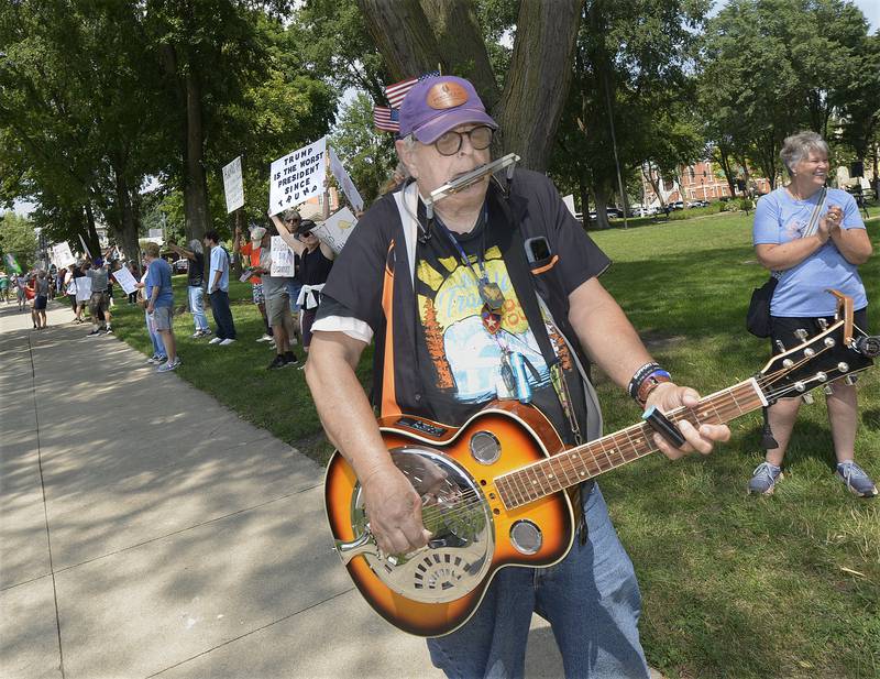 A scene reminiscent of the 1960’s,  protest songs were sung  Saturday afternoon in Ottawa’s Washington Square iduring the national “Rage Against the Regime”, to protest the policies of President Tump’s administration.