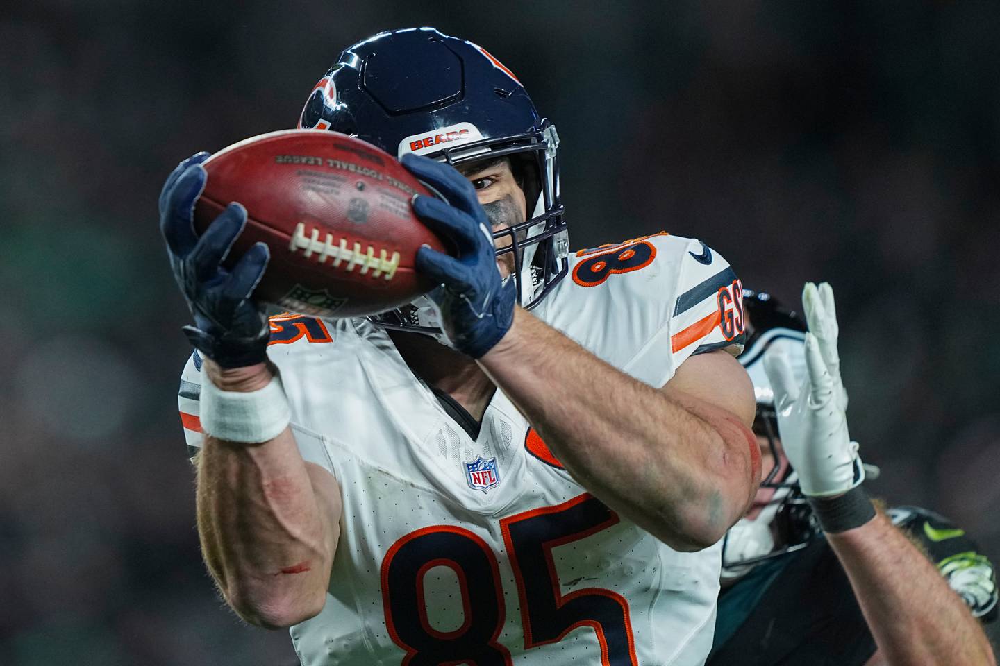 Chicago Bears tight end Cole Kmet (85) makes a touchdown catch during the second half of an NFL football game against the Philadelphia Eagles, Friday, Nov. 28, 2025, in Philadelphia. (AP Photo/Matt Rourke)