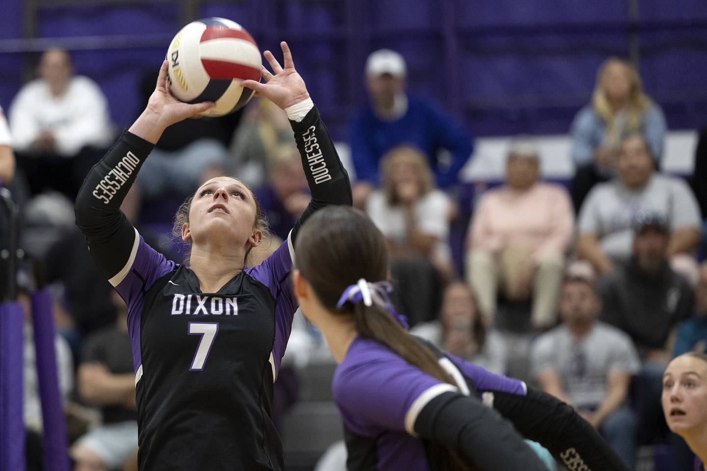 Dixon’s Presley Lappin sets the ball for a play against Oregon Thursday, Oct. 9, 2025.