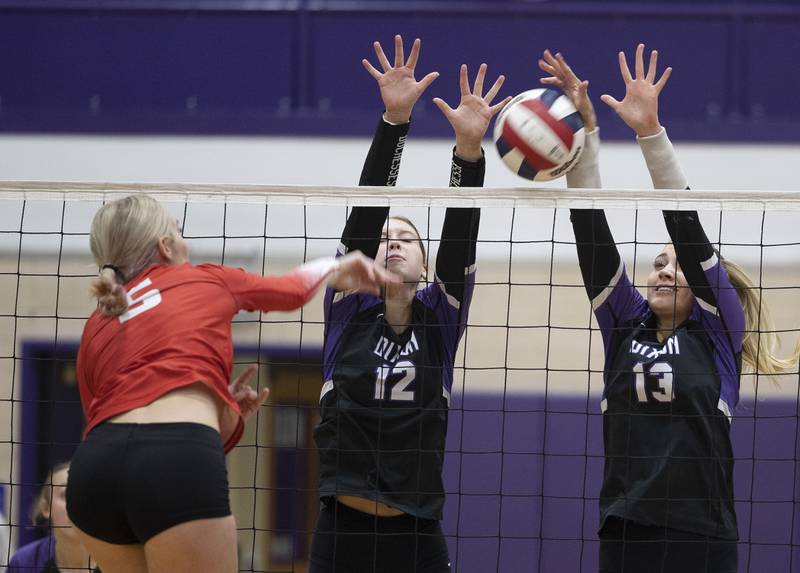 Dixon’s Izzy Queckboerner (left) and Solis Thompson work for a block against Oregon’s Skylar Bishop Thursday, Oct. 9, 2025.