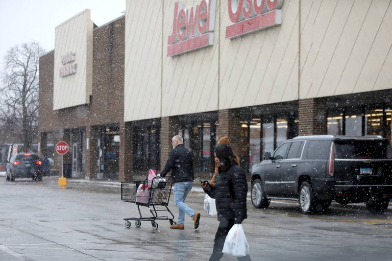 Shoppers leave the Jewel-Osco in St. Charles at the start of a snow storm on Thursday, Dec. 22, 2022.