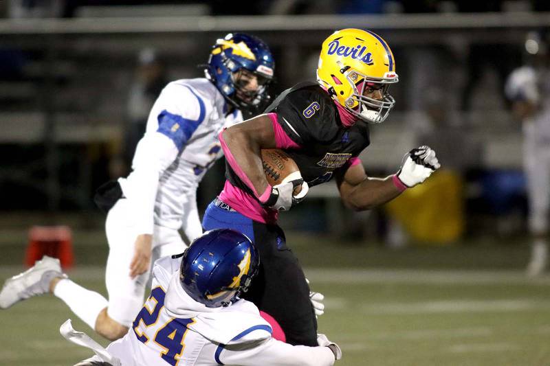 Warren’s Maurice Edwards runs the ball against Lake Forest during varsity football Friday, Oct. 22, 2021 in Gurnee.