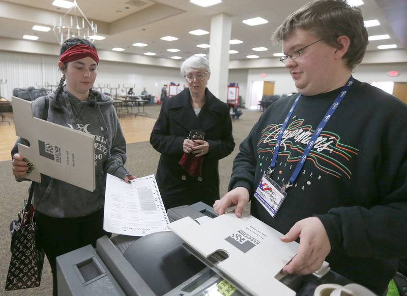 Haley Isenhiwer and her mo Cindy cast their ballots with the help of election judge Marshall WahlstromHelgreen at the Knight of Columbus Hall on Tuesday, Nov. 8, 2022 in Ottawa.