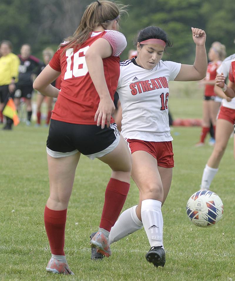 Streator’s  Zulima Gunzalez gets the ball past Metamora’s Mackenzie Beccue during the Class 2A Regional championship on Thursday, May 19, 2023 in Streator.