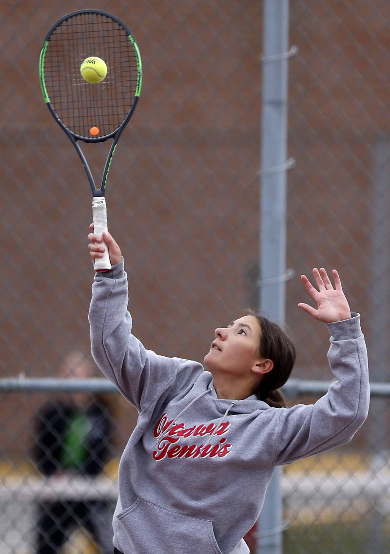 Ottawa’s Emma Walker returns the ball Thursday, Oct. 20, 2022, during during the first day of the IHSA State Girls Tennis Tournament at Schaumburg High School in Schaumburg.