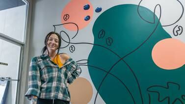 ‘Do what makes you happy’: Illinois Valley artist turns hobby into thriving window painting business