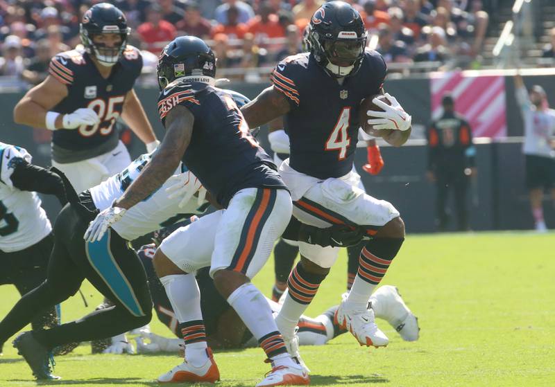 Chicago Bears running back D'Andre Swift gets outside on a run against the Carolina Panthers on Sunday, Oct. 6, 2024 at Soldier Field in Chicago.