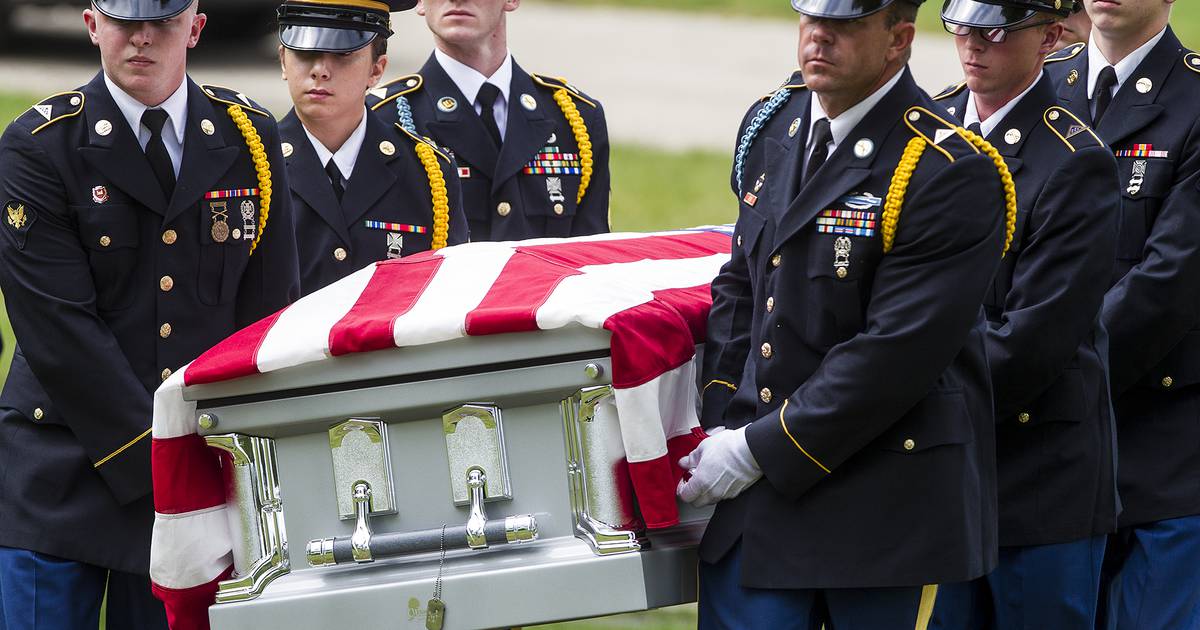 13 soldiers graduate from Illinois National Guard Military Funeral