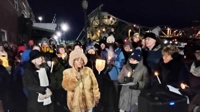 Vigil held in Joliet for Alex Pretti, calls for abolishing ICE