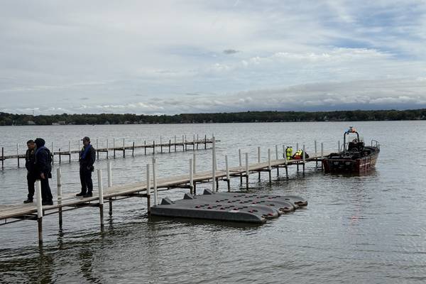 Search resumes for missing boater in Fox Lake