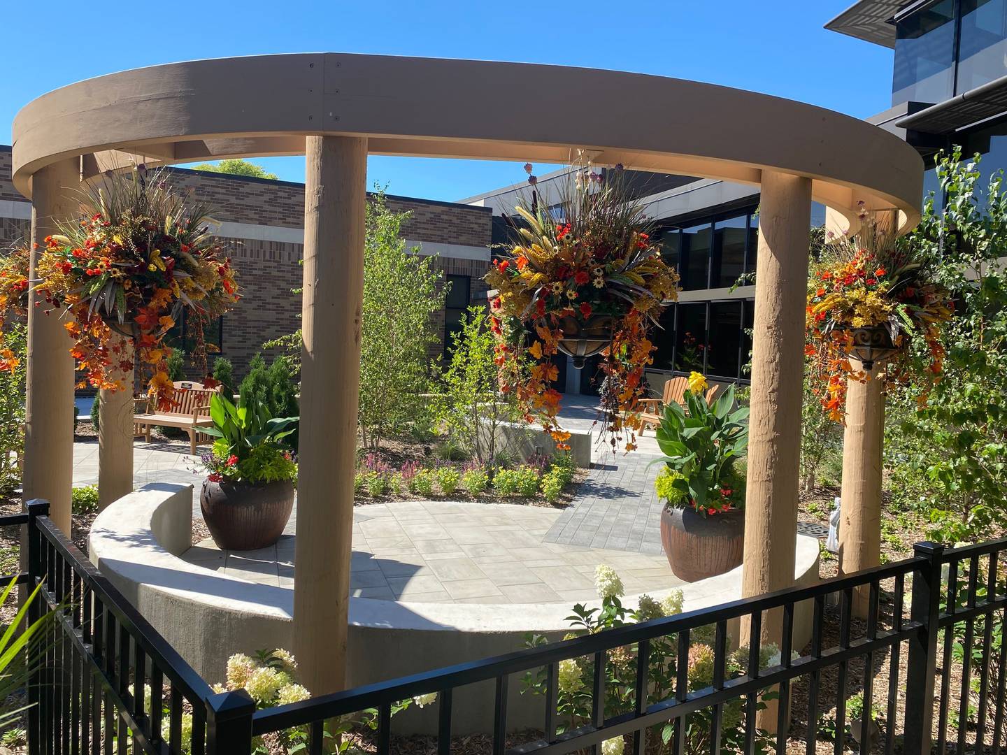 Morris Hospital’s new serenity garden is now open adjacent to the hospital’s main entrance. The original serenity garden,  which opened in 2006, is now part of Morris Hospital’s new Women’s Imaging Center.