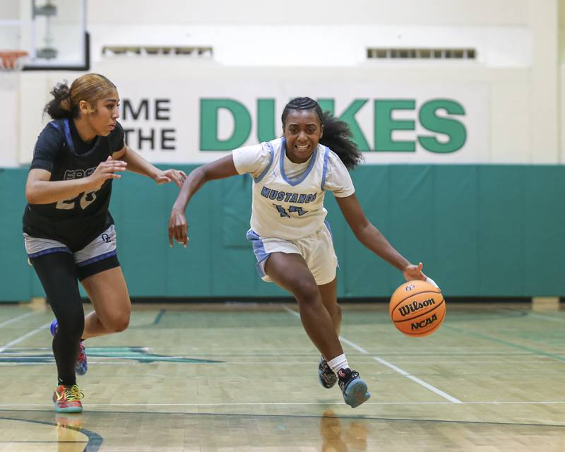 Downers Grove South's Ionna Griffin (14) drives to the basket during their York Thanksgiving Tournament matchup between Oswego East at Downers Grove South Friday, Nov 20, 2025 in Elmhurst.