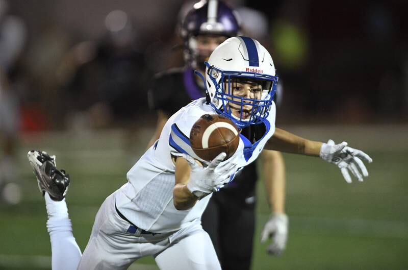 Vernon Hills’ Shep Ratnow makes a one-handed catch for a first down in the second quarter against Rolling Meadows in a football game in Rolling Meadows on Friday, September 9, 2022.