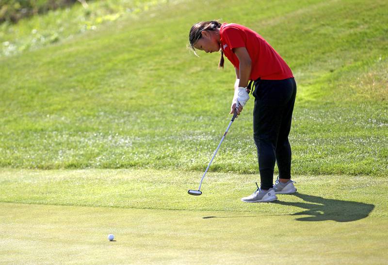 South Elgin’s Ila Fontaine putts during the Class 2A South Elgin Regional at the Highlands of Elgin on Thursday, Sept. 29, 2022.