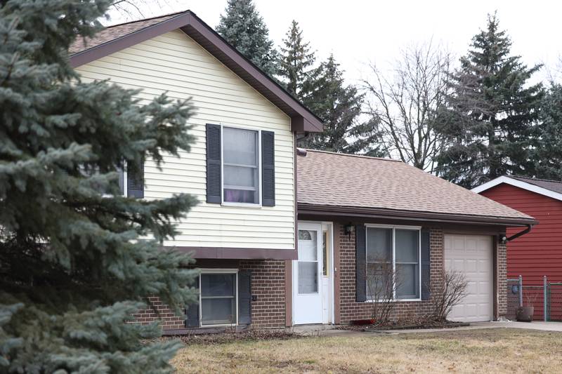 At 8:15pm on Sunday Bolingbrook police responded to the 100 block of Lee Lane for a possible home invasion and discovered four people had been shot, 3 were pronounced dead, including a juvenile.