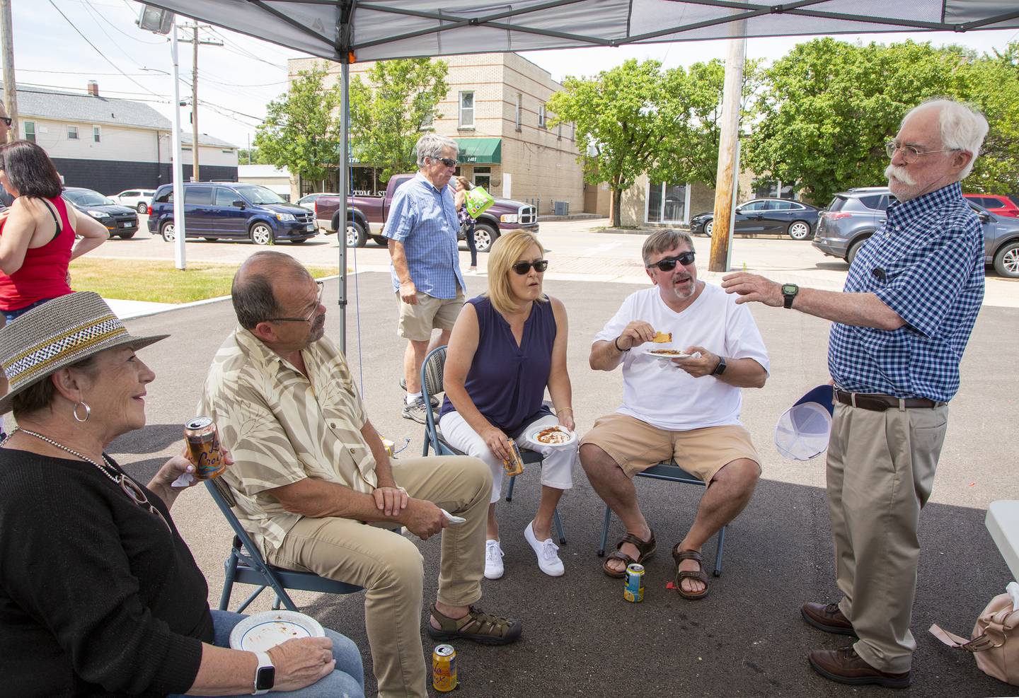 John Breslin talks with Pamela Beckett, former Ottawa mayor Bob Eschbach and Kim and Steve Conrad Saturday, July 2, 2022.