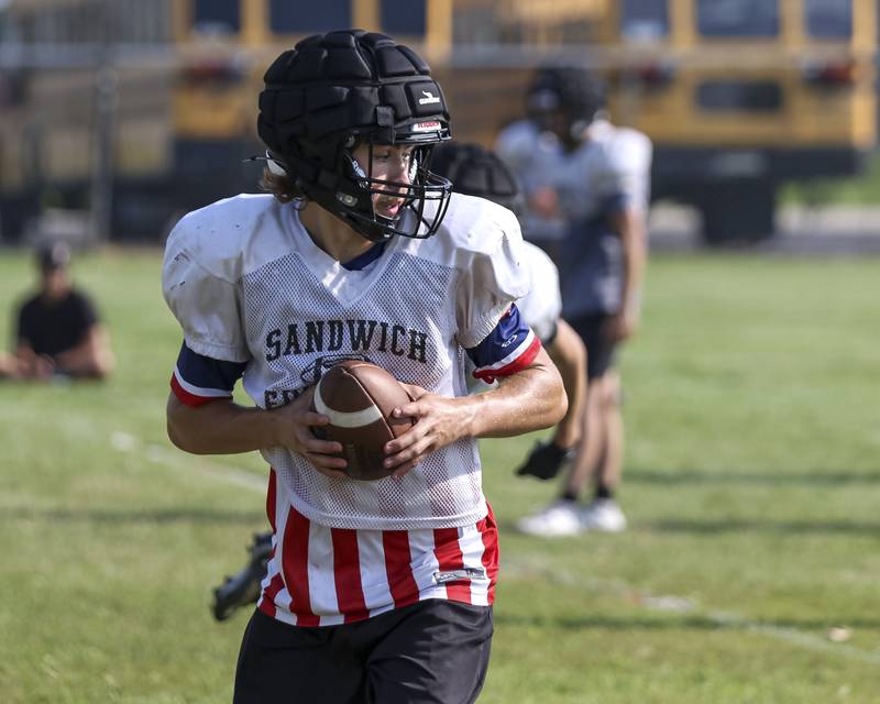 Braden Behringer looks to hand off during Sandwich football practice Tuesday, July 22, 2025 in Sandwich.