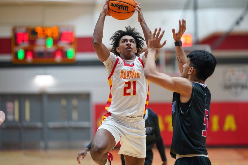 Batavia’s Xavier Justice (21) shoots the ball in the paint against Marmion's Ali Muhammed Tharwani (5) during a game at Batavia High School on Wednesday, Nov. 26, 2025.