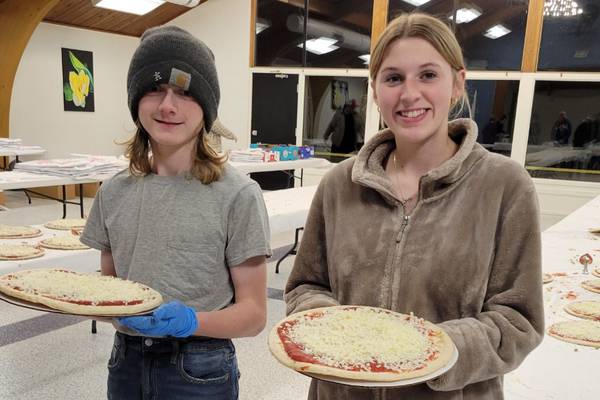 Leaf River Soaring Eagles help Lions Club with pizza fundraiser