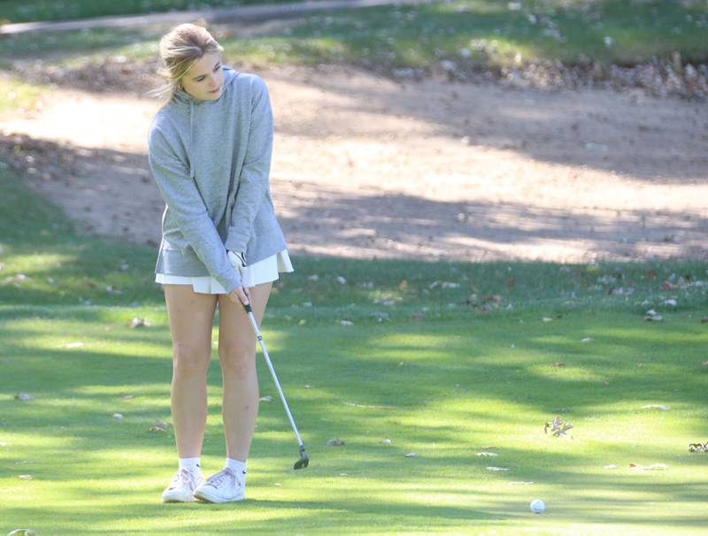 Streator's Lillianna Negray puts during the Class 2A Regional girls golf meet on Tuesday, Oct. 1, 2024 at Senica's Oak Ridge Golf Club in La Salle.
