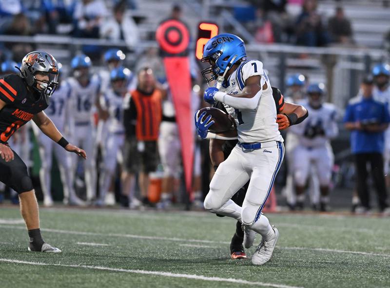 St. Charles North's Ej Mondesir (7) makes a big catch during the non-conference game against Minooka on Friday, Aug. 29, 2025, at Minooka.