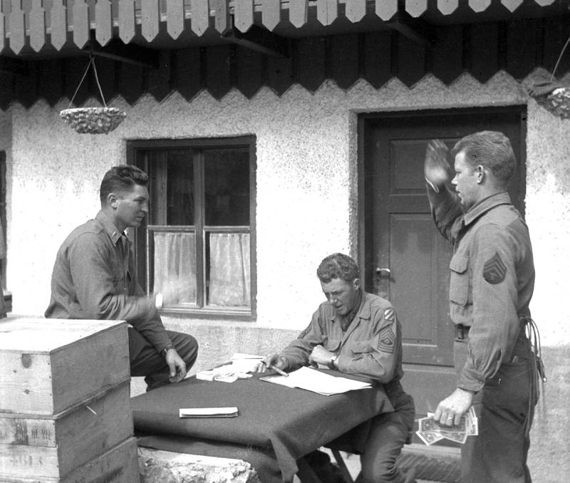 Vernon Anderson, left, in Sicily with his fellow soldiers during World War II.