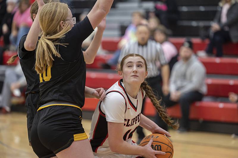 Amboy’s Jillian Anderson eyes the hoop against AFC’s Natalee Vannata Tuesday, Jan. 27, 2026.