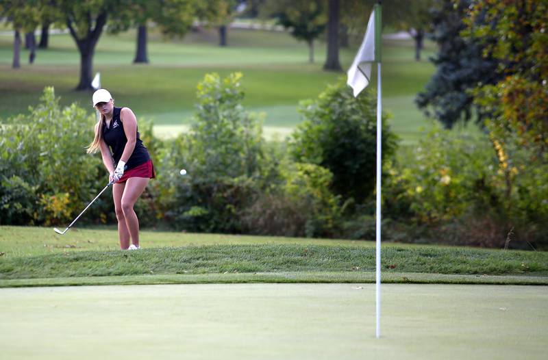 Prairie Ridge’s Grace Mertel chips onto the green during the Class 2A Waubonsie Valley Girls Golf Sectional on Monday, Oct. 6, 2025 at Springbrook Golf Course in Naperville.