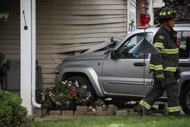 Car crashes into duplex in Woodstock