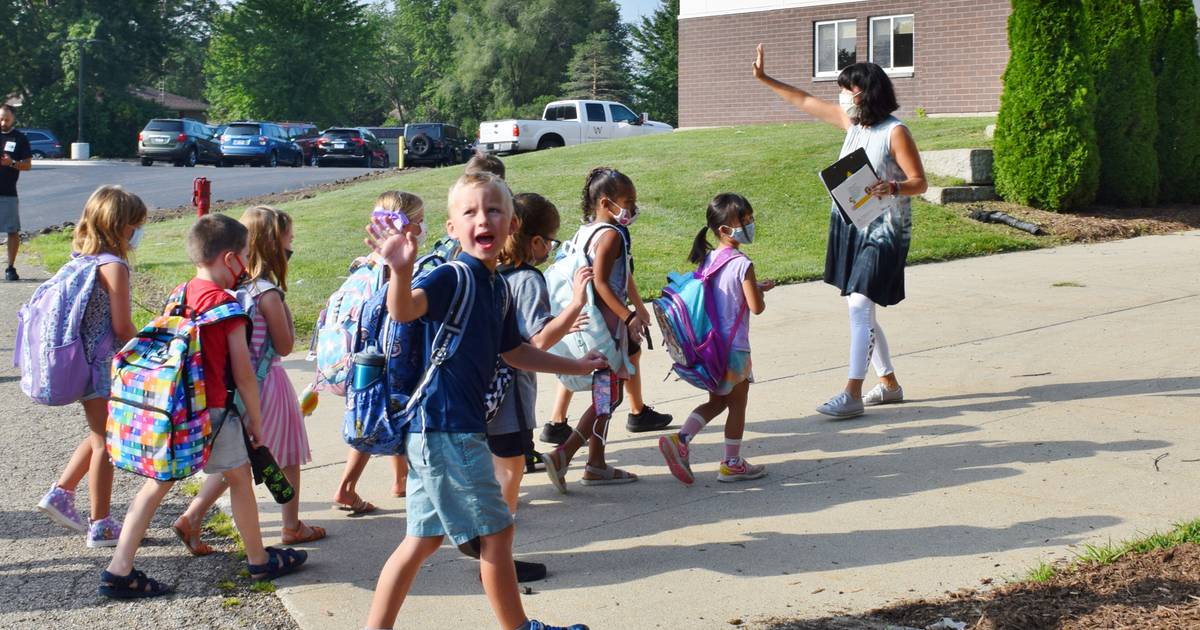 Photos Sycamore School District 427 students head off to first day of
