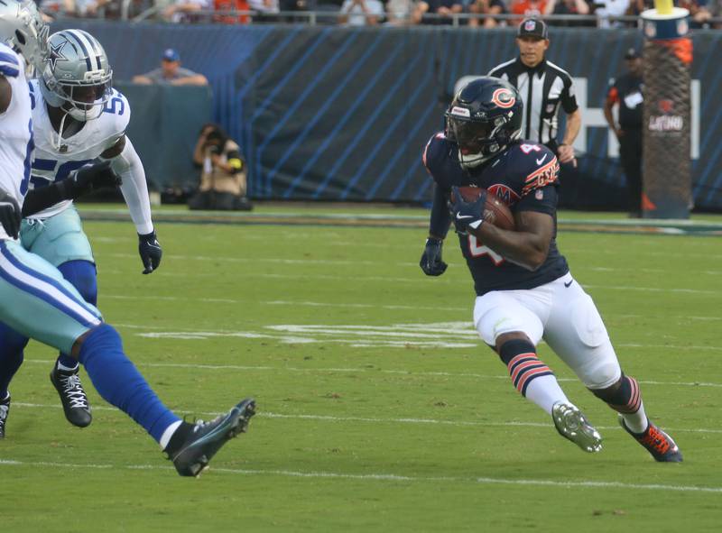 Chicago Bears running back D'Andre Swift carries the ball against the Dallas Cowbvoys Sunday, Sept. 21, 2025 at Soldier Field.