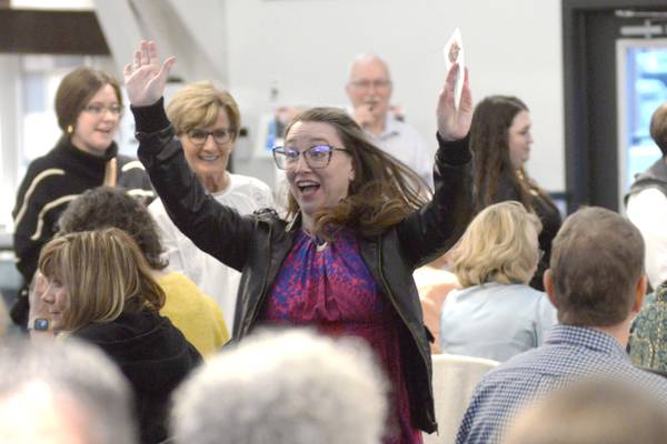 Ready, set, ‘Gogh’: Buyers dash to their favorite art at Serenity fundraiser in Oregon
