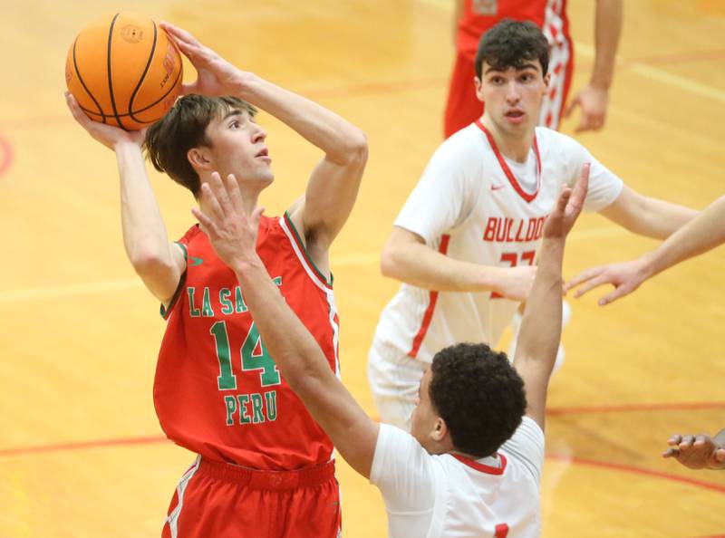 L-P's Wyatt Kilday eyes the hoop as Streator's Layzeric Moton defends on Tuesday, Jan. 13, 2026 in Pops Dale Gymnasium at Streator High School.