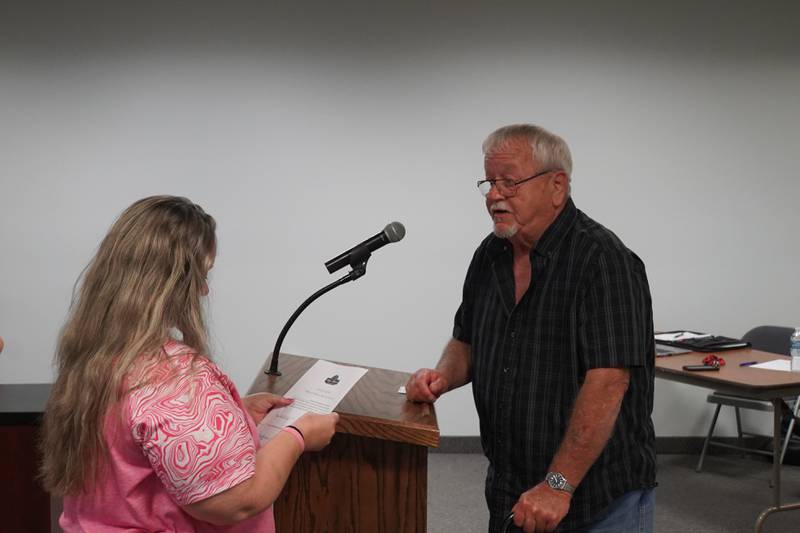 James Wiley (right) is sworn in as a new Hillcrest Village Board trustee by Village Clerk Dawn Bearrows (left) at the board's Sept. 17, 2025 meeting.