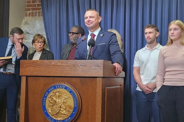 Illinois Republican senator pushes to outlaw abortion, loses leadership spots