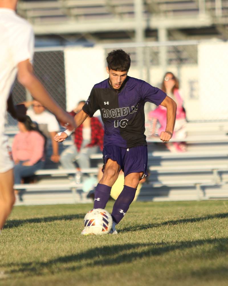 Rochelle's Antonio Ruiz kicks the ball during the Hubs' game with La Salle-Peru on Oct. 9, 2025.