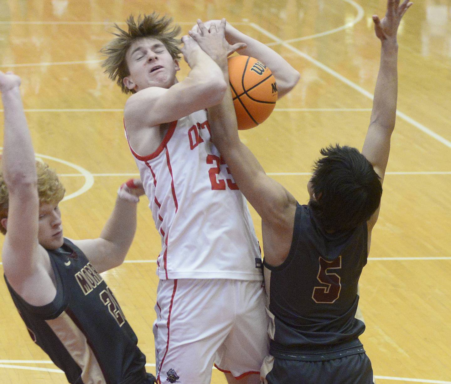 Morris’s RJ Kennedy and Luis Loza battle for a rebound with Ottawa’s Owen Sanders in the 1st period Tuesday at Ottawa.