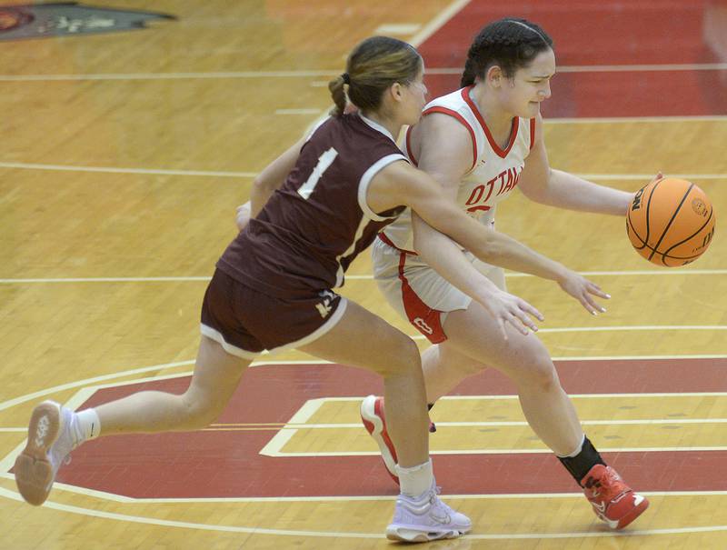 Ottawa’s Mary Stisser works to drive past Morris’s Cami Pfeifer in the 3rd period Saturday at Ottawa.