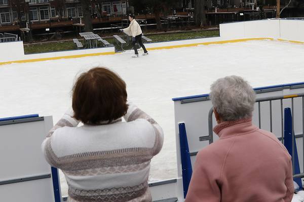 Should private donors to McHenry ice rink get recognition signs? Council member takes issue with them