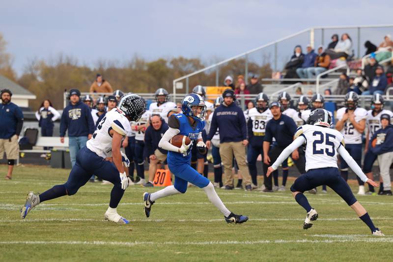 Clifton Central's Derek Meier runs the ball during the Comets' 24-6 victory over Knoxville in the Class 1A first-round playoff game on Saturday, Nov. 1, 2025.