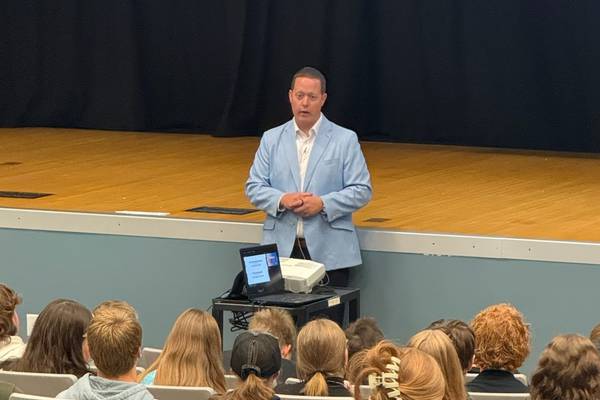 McHenry County Judge Larry Hansen speaks to Bureau Valley students 
