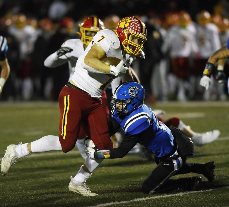 Joe Lewnard/jlewnard@dailyherald.com
Batavia’s Tyler Jansey carries the ball and is tackled by Lake Zurich’s Nahan Breeman during the Class 7A football semifinal in Lake Zurich Saturday.