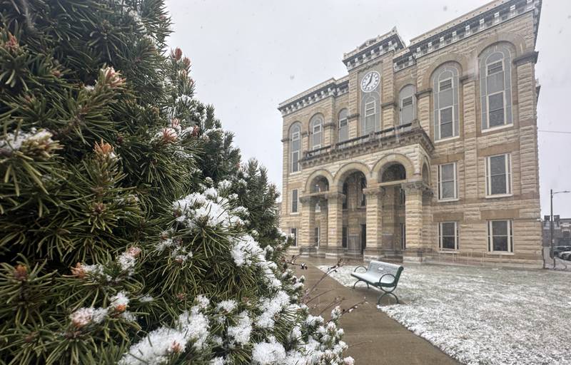 Snow falls outside the La Salle County Courthouse on Thursday, Jan. 2, 2025 downtown Ottawa.