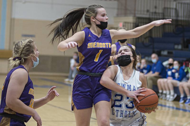 Newman's Adalyn Waldschmidt drives to the hoop against Mendota's Katie Jenner on Thursday, Jan. 27, 2022.