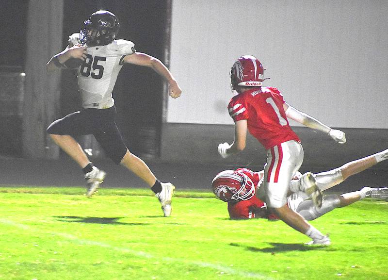 Lena-Winslow's Aiden Wild (85) scampers away from two Morrison defenders in an August 2024 game.