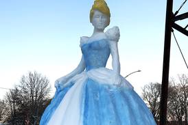 Oregon artist sculpts Cinderella in the snow
